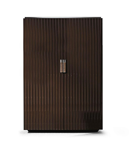 Armário alto Elegance com couro premium e pegas cromo