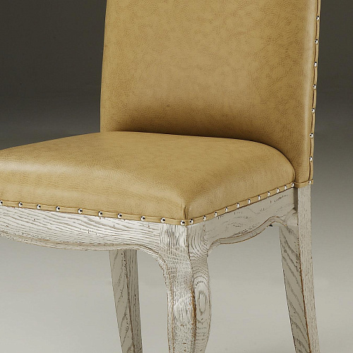 Cadeira Estofada em Couro Bege