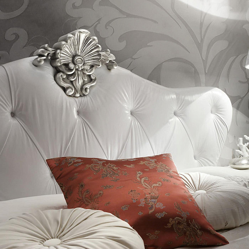 Cama com Cabeceira em Couro Branco